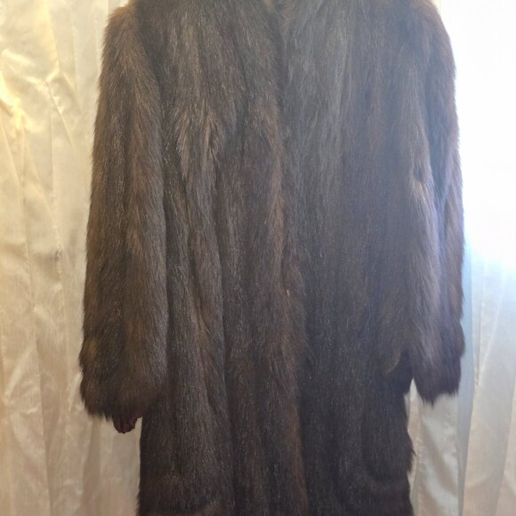 R.M. TAYLOR CO. FUR COAT - Picture 6 of 15